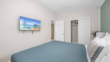 1 dormitorio, tabla de planchar con plancha, wifi y ropa de cama