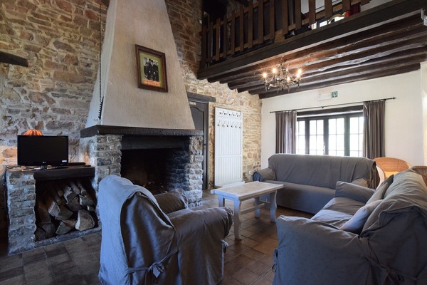 Televisie, een open haard, een dvd-speler en tafelvoetbal