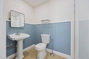 Douche, sèche-cheveux, serviettes fournies