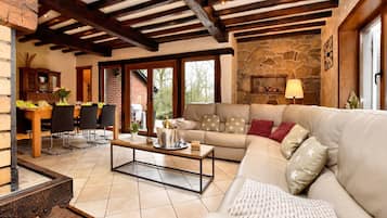 TV, fireplace, stereo