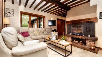 TV, fireplace, stereo