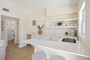 Refrigerador, microondas, cafetera y tetera y tostadora 