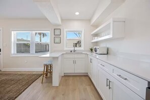 Refrigerador, microondas, cafetera y tetera y tostadora 