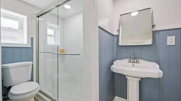 Regadera, secadora de cabello, toallas