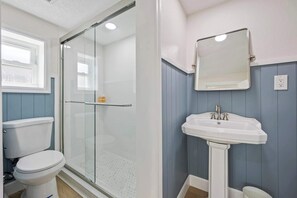 Dusj, hårføner og håndklær