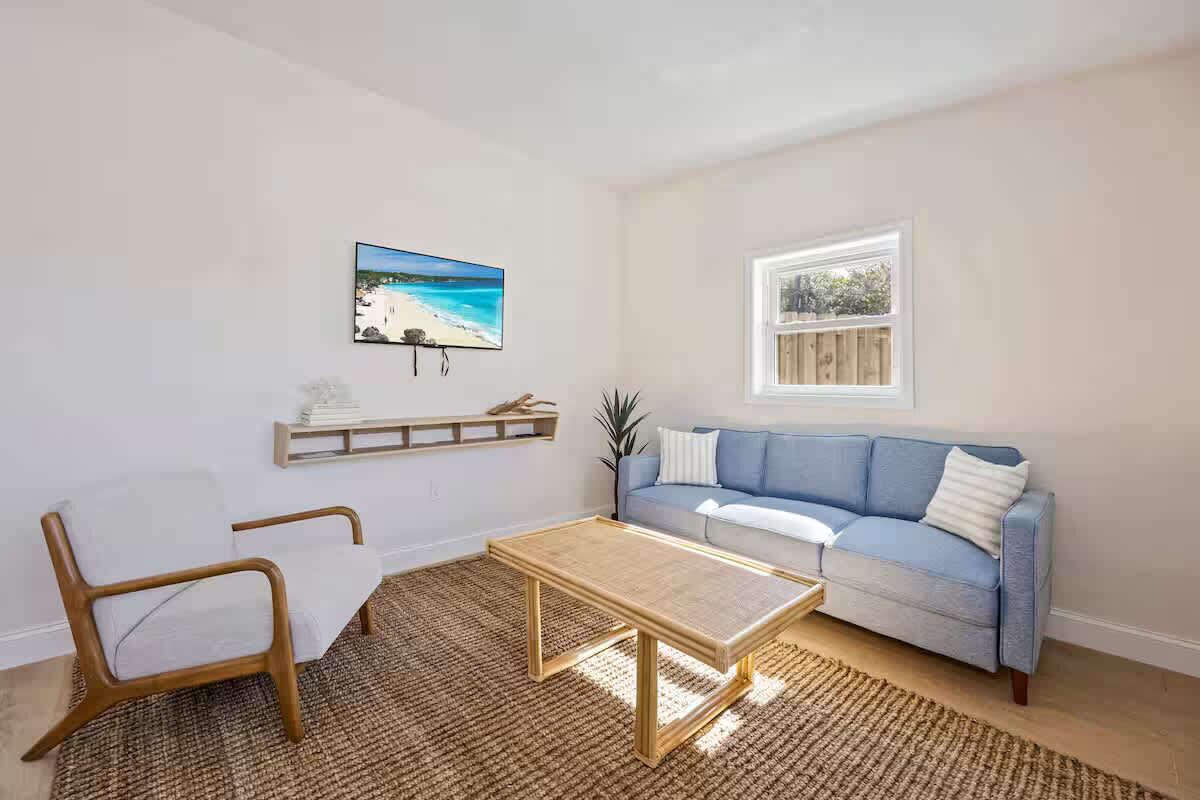 Televisión y oficina 