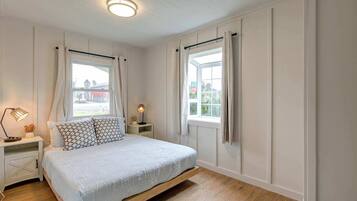 2 bedrooms, desk, WiFi, bed sheets