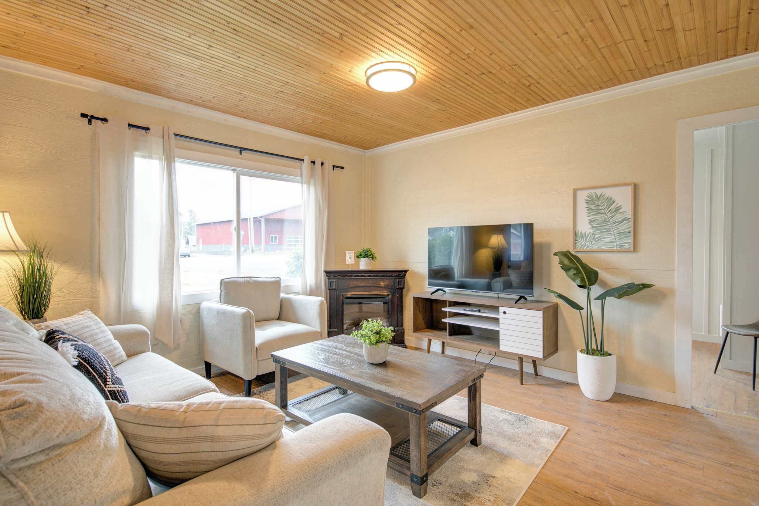 Televisión, chimenea y oficina 