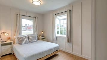 2 bedrooms, desk, WiFi, bed sheets