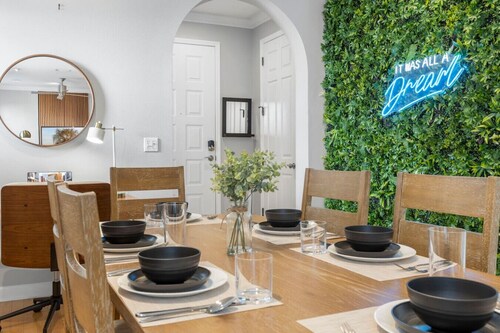 SOHO Getaway! 3BR Jacuzzi, Gym AND Game-room