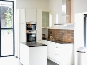 Fridge, microwave, oven, stovetop - Farmhouse Retreat, Fernelmont (Forville)