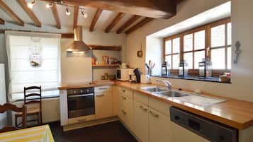 Een microgolfoven, een vaatwasser