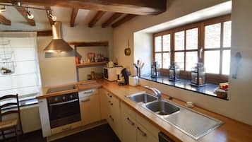 Een microgolfoven, een vaatwasser