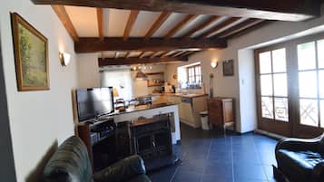 Televisie, een open haard en een dvd-speler