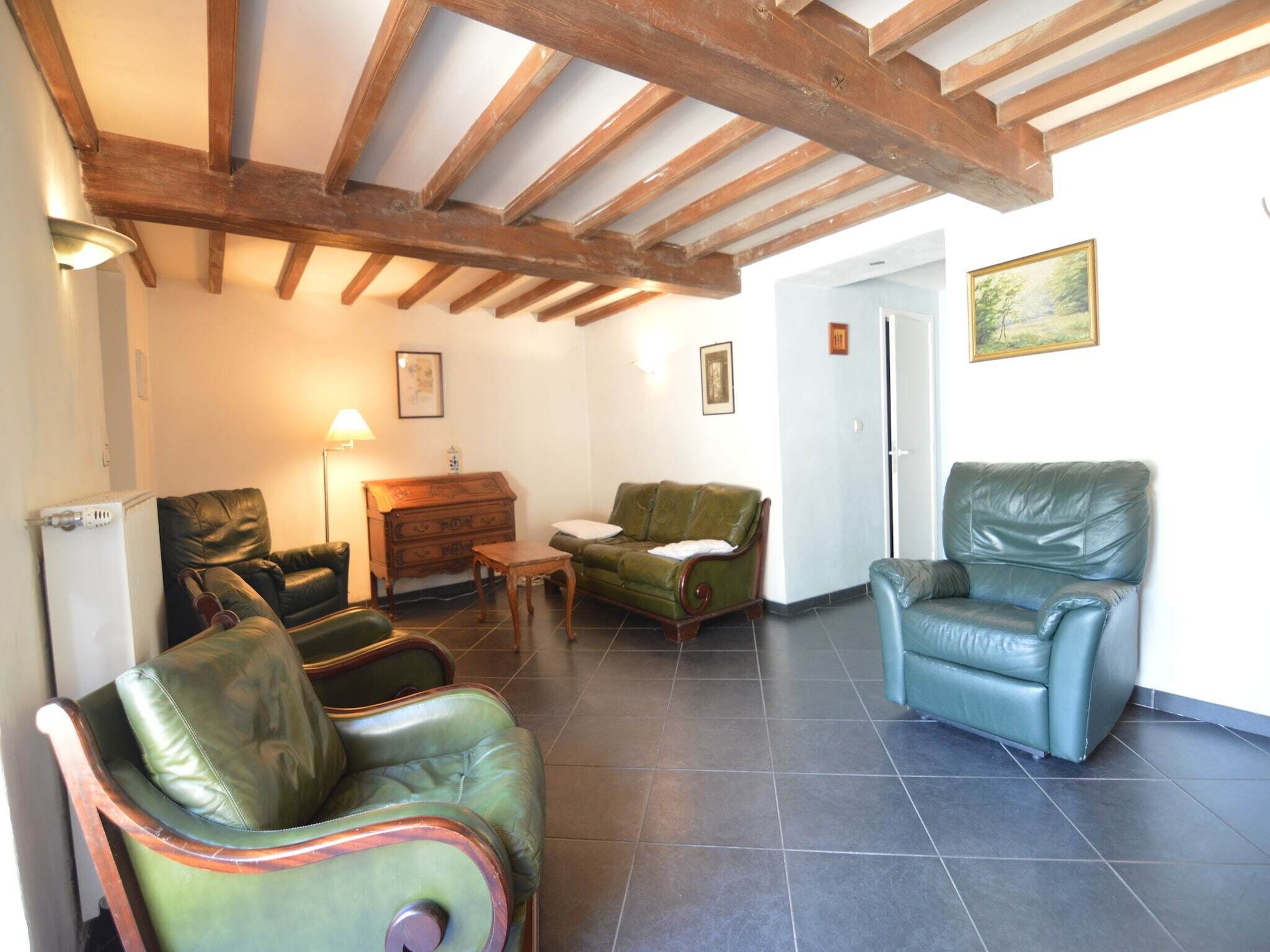 Televisie, een open haard en een dvd-speler