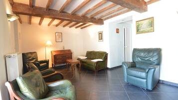 Televisie, een open haard en een dvd-speler