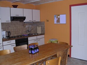 Kylskåp, mikrovågsugn, diskmaskin och kaffe- och tebryggare