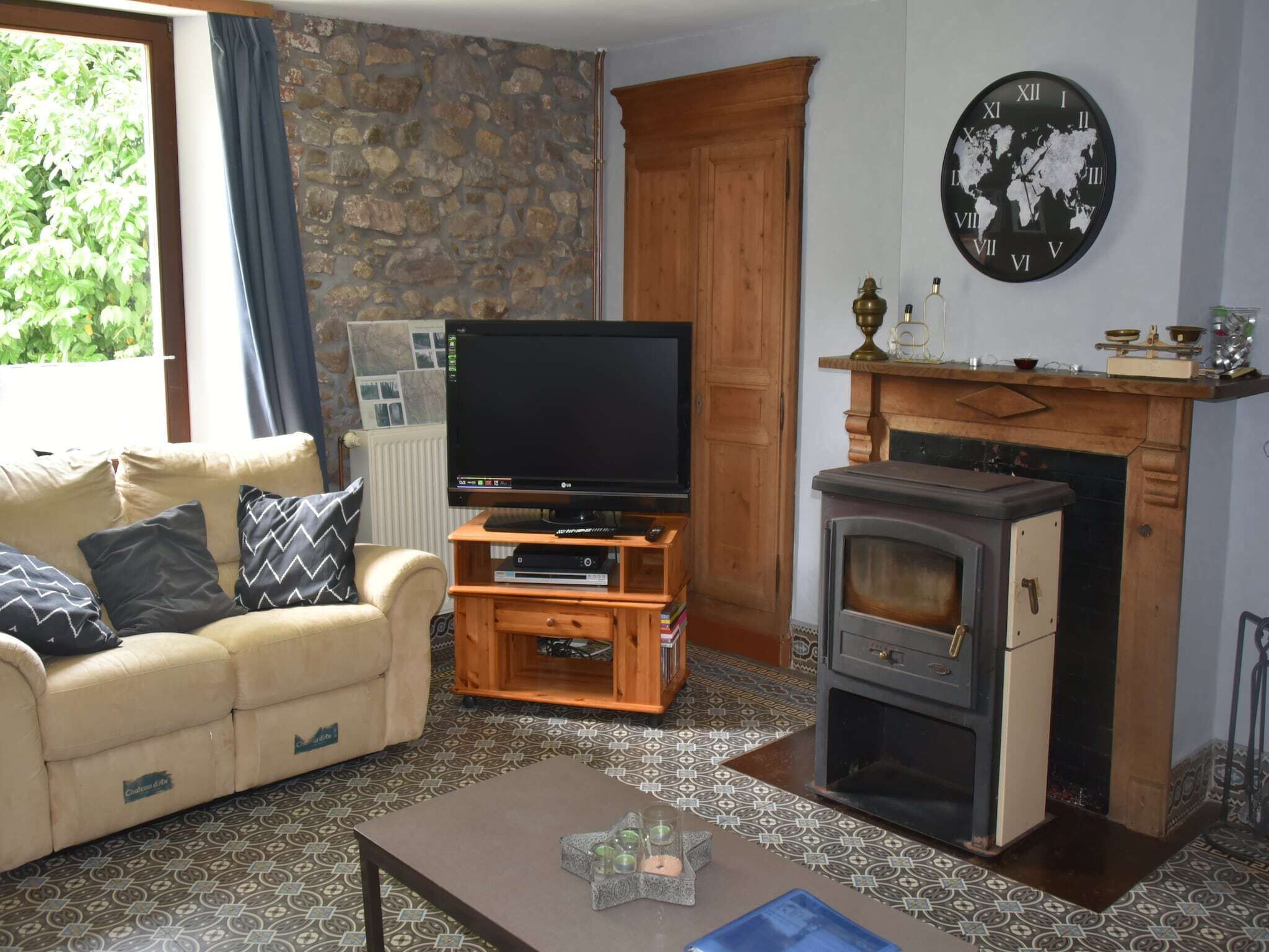 Télévision, cheminée, lecteur de DVD