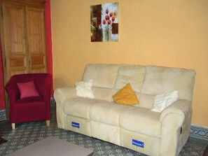 テレビ、暖炉、DVD プレーヤー