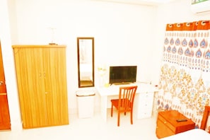 Deluxe Double Room, Balcony | Desk, laptop workspace, soundproofing, free WiFi