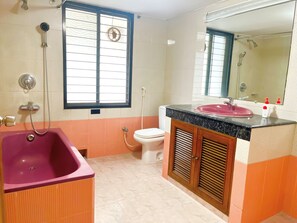 Shower, rainfall showerhead, free toiletries, hair dryer - Maya Eco Guest House (Dhaka)