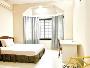 Pillowtop beds, desk, laptop workspace, soundproofing - Maya Eco Guest House (Dhaka)