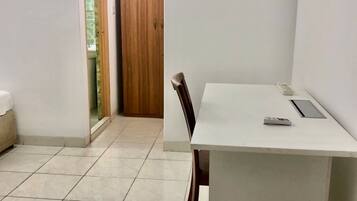 Deluxe-dobbeltværelse - balkon | Skrivebord, arbejdsområde til bærbare computere, lydisolering