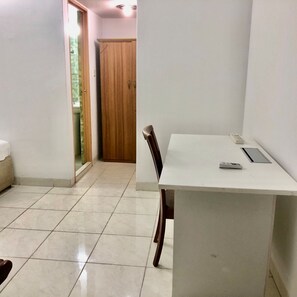 Escritorio y espacio para trabajar con laptop