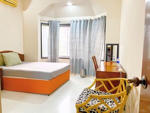 Pillowtop beds, desk, laptop workspace, soundproofing - Maya Eco Guest House (Dhaka)