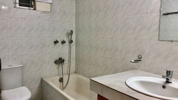 Deluxe-dobbeltværelse - balkon | Badeværelse | Bruser, gratis toiletartikler, hårtørrer, hjemmesko