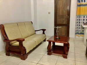 Escritorio y espacio para trabajar con laptop