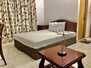 Desk, laptop workspace, soundproofing, free WiFi - Maya Eco Guest House (Dhaka)