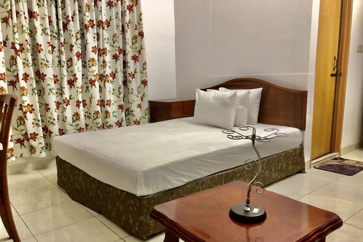 Escritorio y espacio para trabajar con laptop