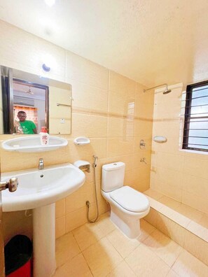 Deluxe Double Room, Balcony | Bathroom