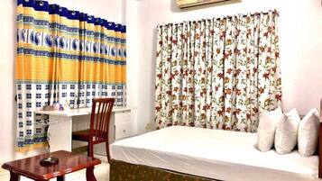 Habitación doble Deluxe, balcón | Escritorio, espacio para trabajar con laptop y insonorización