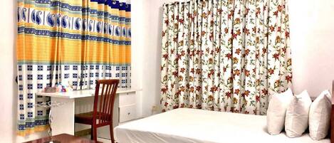 Quarto casal luxo, sacada | Escrivaninha, espaço de trabalho para notebook, quartos à prova de som