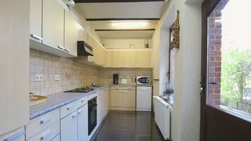 Een koelkast, een microgolfoven, een oven, een kookplaat