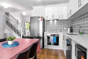 Fridge, microwave, oven, stovetop - Urban Luxe Retreat Spacious 3BR Haven in Adelaide CBD (Adelaide)