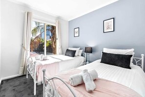 3 habitaciones, tabla de planchar con plancha, wifi y ropa de cama 