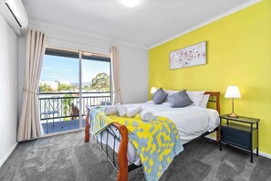 3 bedrooms, iron/ironing board, WiFi, bed sheets - Urban Luxe Retreat Spacious 3BR Haven in Adelaide CBD (Adelaide)