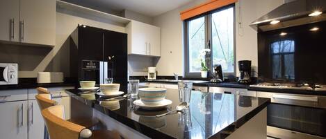 Jääkaappi, mikroaaltouuni, uuni, liesi