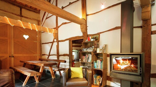 Un salon chaleureux avec une cheminée, des meubles en bois et une bibliothèque.