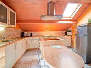 Fridge, microwave, oven, stovetop - Charming Stay Near Forests (Erezée)