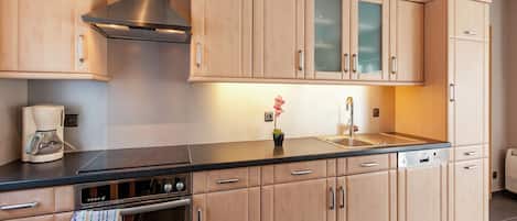 Microwave, oven, dishwasher, coffee/tea maker