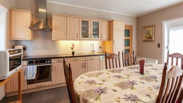 Micro-ondes, four, lave-vaisselle, cafetiĂšre/bouilloire