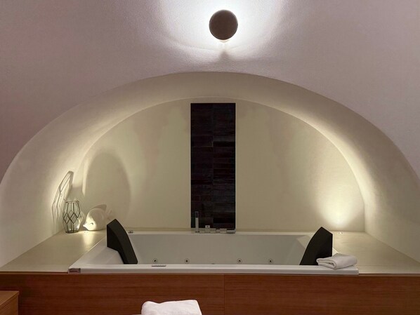 A modern bathroom with a freestanding bathtub, a wooden vanity, and a large mirror. - Madia House in Monopoli (Monopoli)