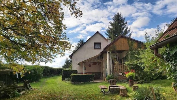 A house with a front porch, a garden with a lawn, and a wooden fence. - Outdoor Adventure & Relaxation (Svinařov Slabce)