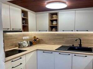 ثلاجة، ميكروويف، موقد طهي مسطح، ماكينة لصنع القهوة/الشاي