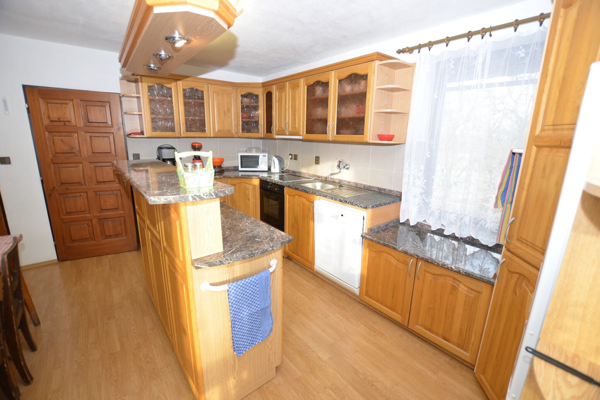 Jääkaappi, mikroaaltouuni, liesi, astianpesukone