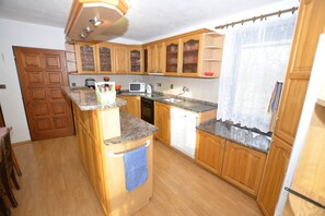 Réfrigérateur, micro-ondes, plaque de cuisson, lave-vaisselle